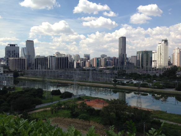 Vista panorâmica do horizonte urbano de São Paulo a partir da região da Cidade Jardim