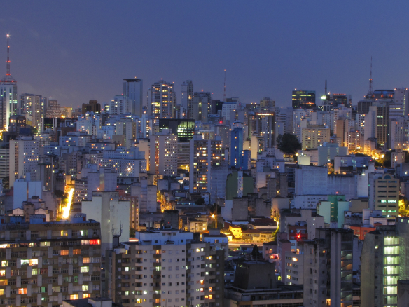 Vista panorâmica noturna da cidade de São Paulo