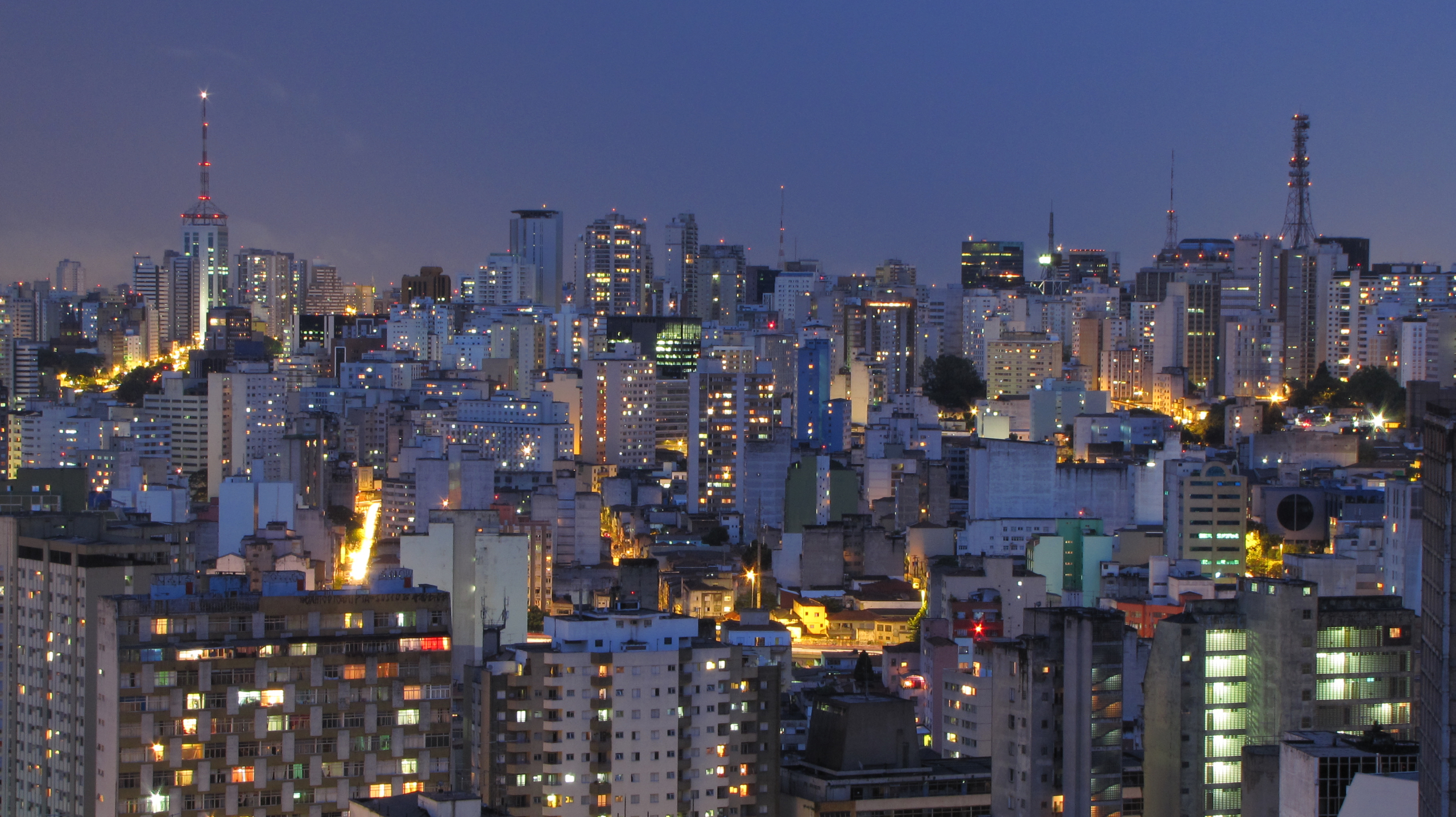 Vista panorâmica noturna da cidade de São Paulo