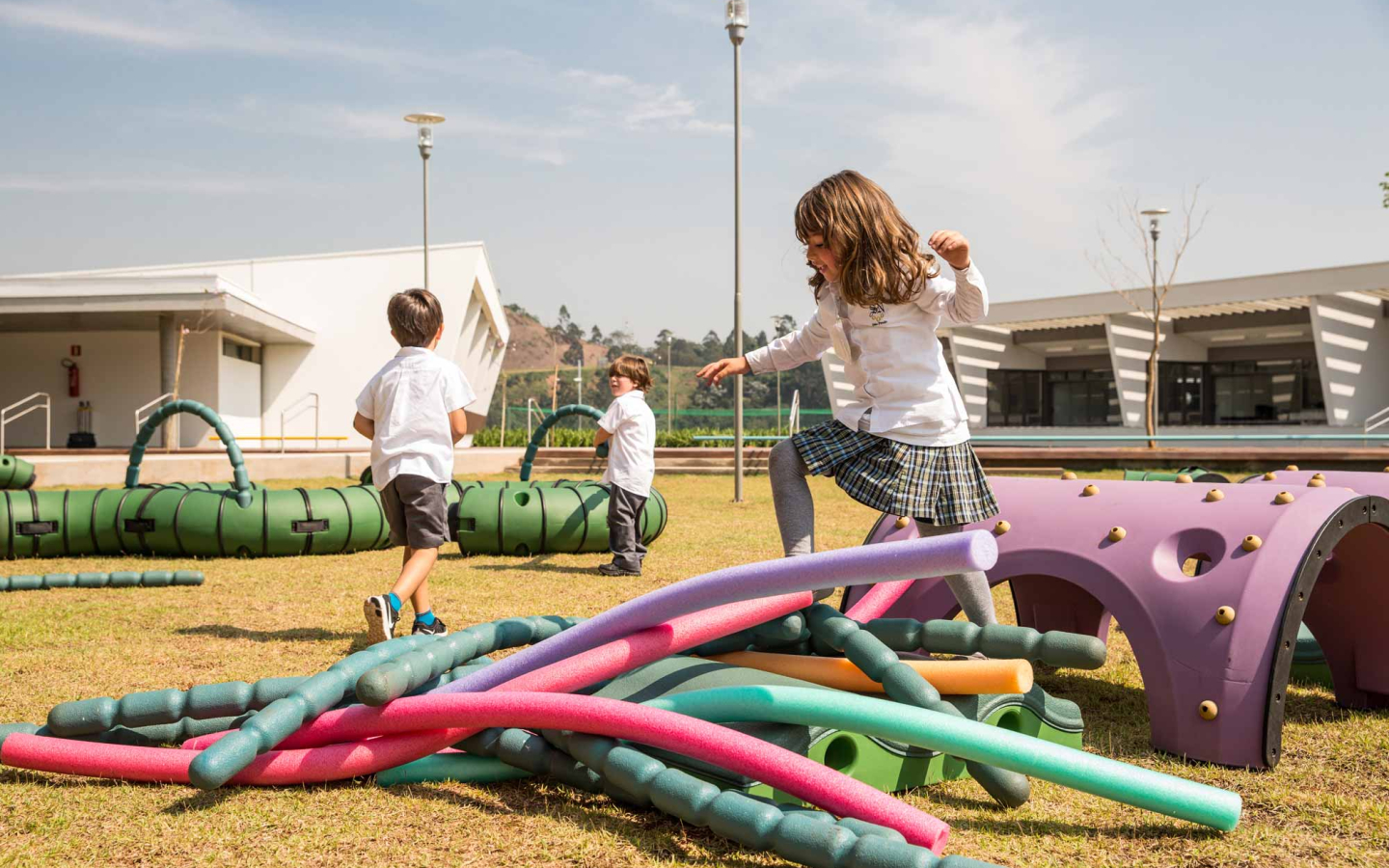 Crianças em atividade ao ar livre no campus Alphaville da St. Nicholas School