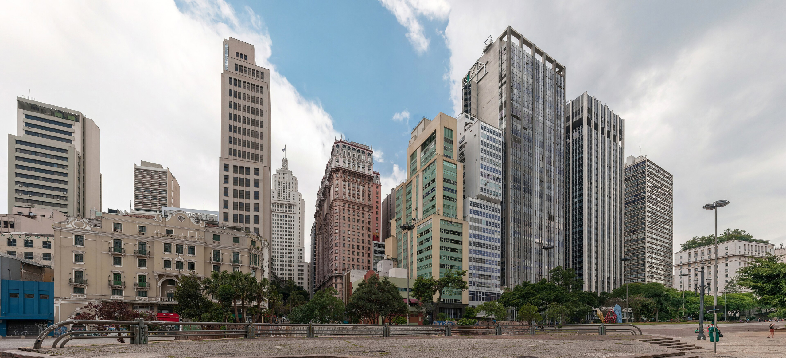 Conjunto de edifícios altos no centro da cidade de São Paulo