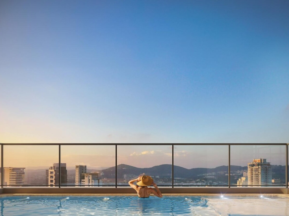 Terraço com piscina privativa da penthouse do Vista Alphagran