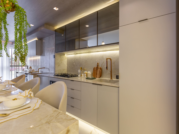 Eden Park by Dror | Eden West – Cozinha com bancada do decorado de 94 m²