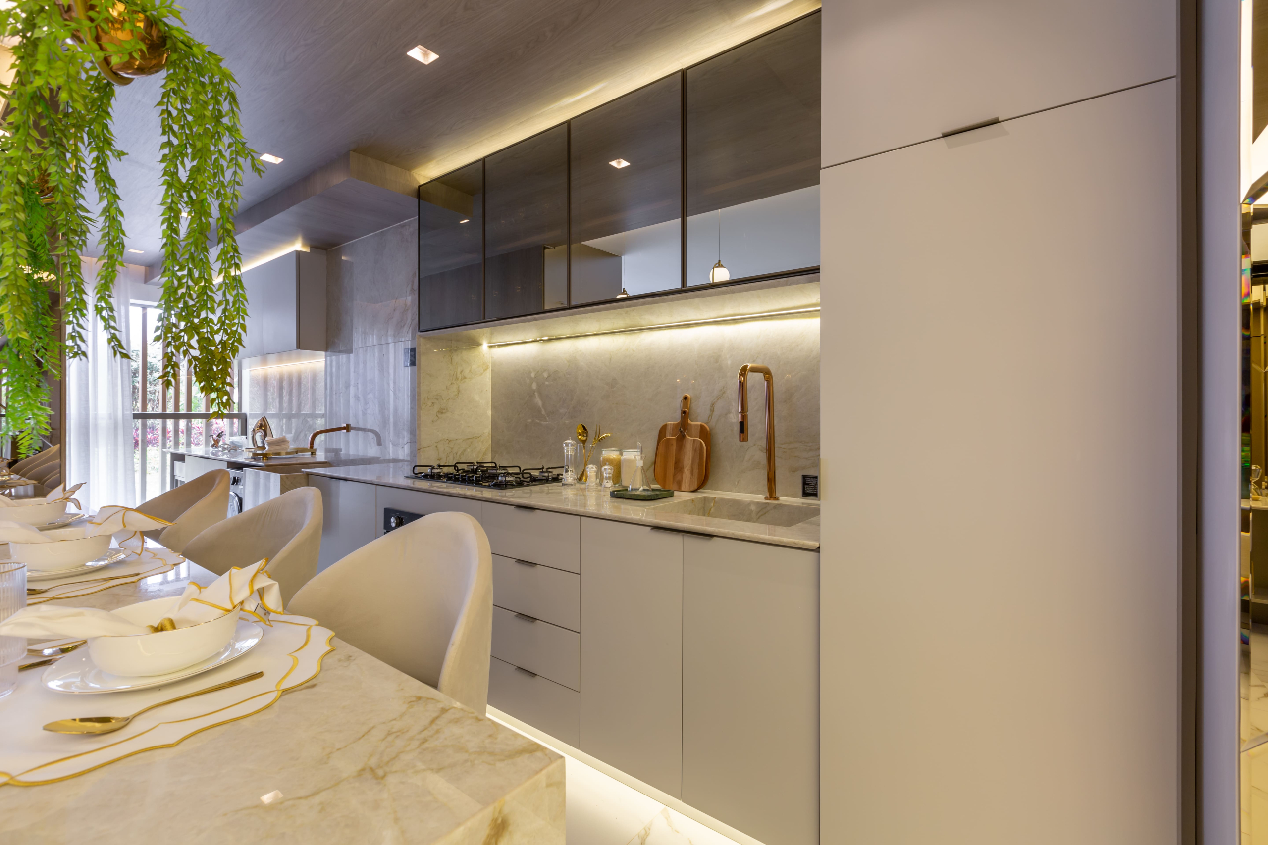 Eden Park by Dror | Eden West – Cozinha com bancada do decorado de 94 m²