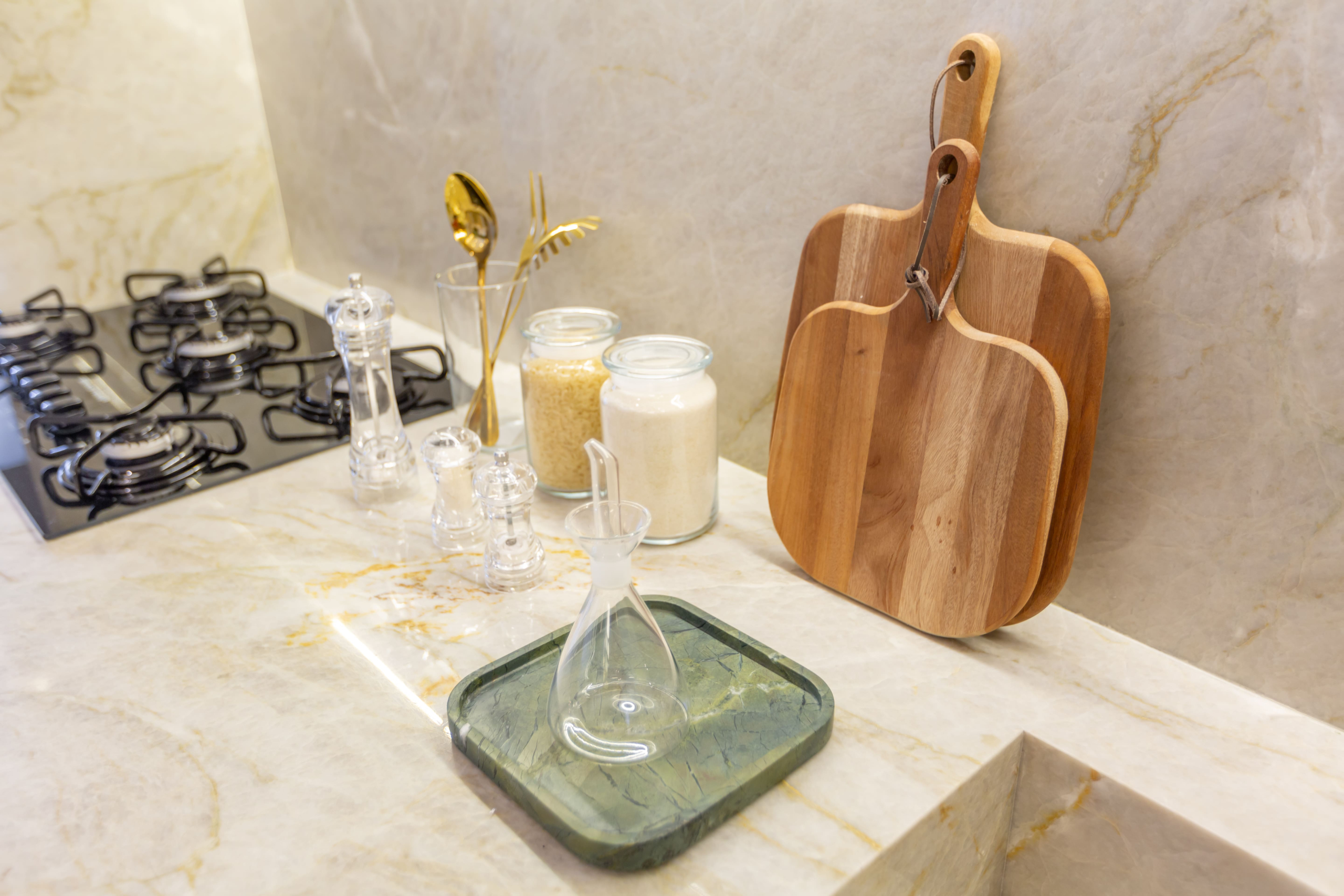 Eden Park by Dror | Eden West – Detalhe da bancada e cooktop do decorado de 94 m²