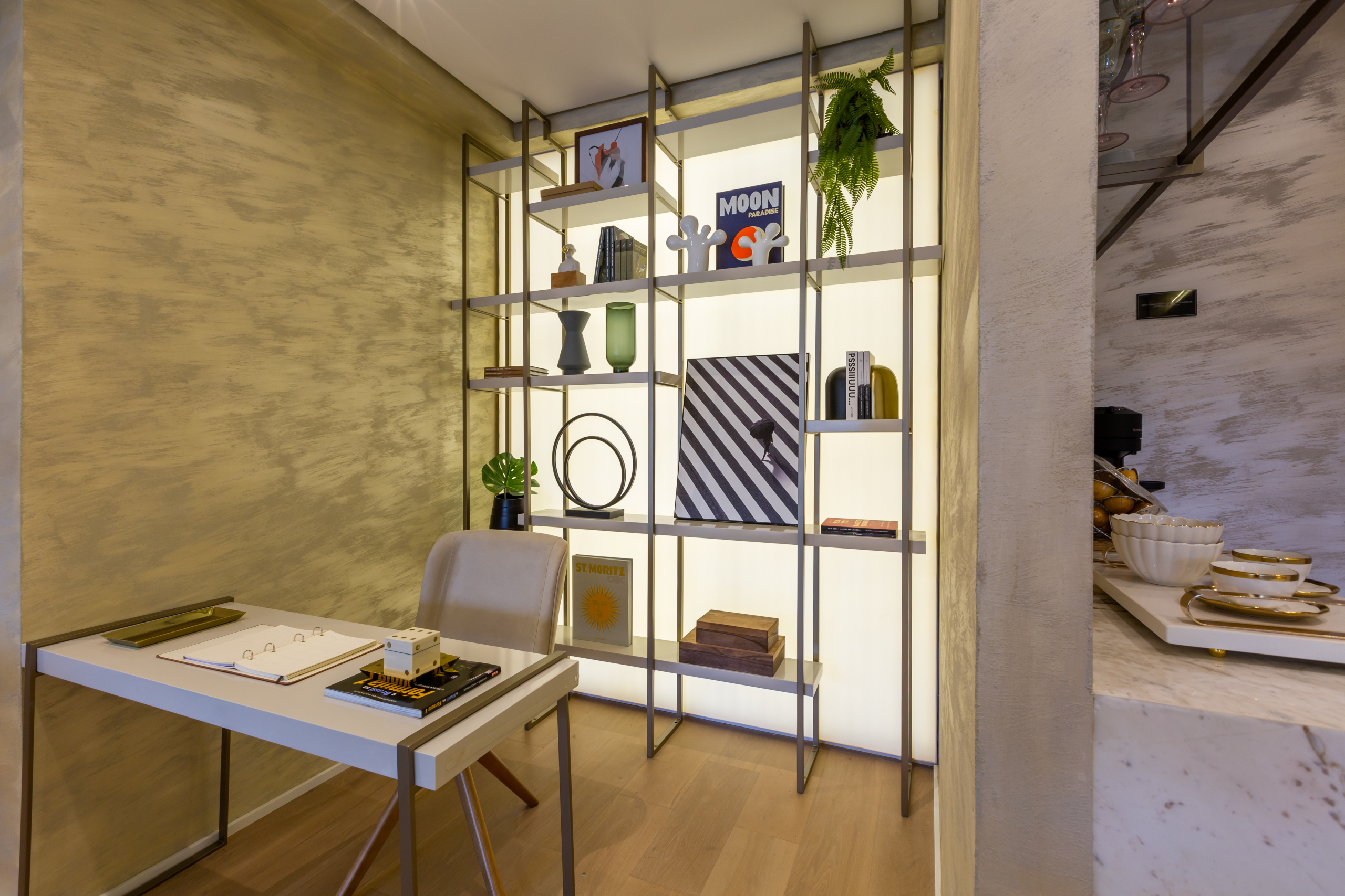 Eden Park by Dror | Eden West – Detalhe de estante e bancada do decorado de 134 m²