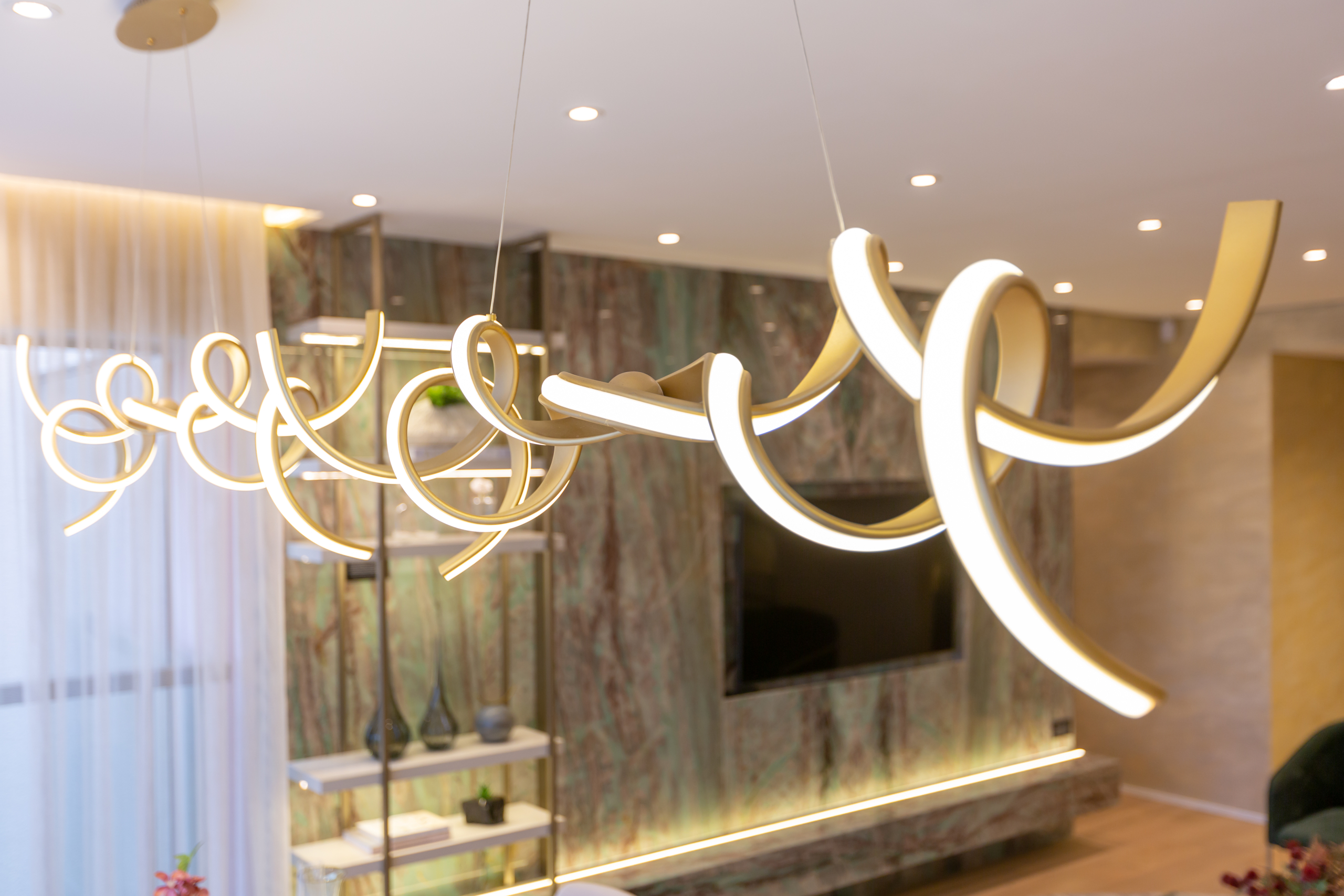 Eden Park by Dror | Eden West – Detalhe de iluminação do living do decorado de 134 m²