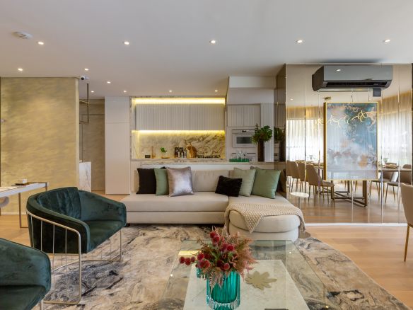 Eden Park by Dror | Eden West – Living e cozinha do decorado de 134 m²
